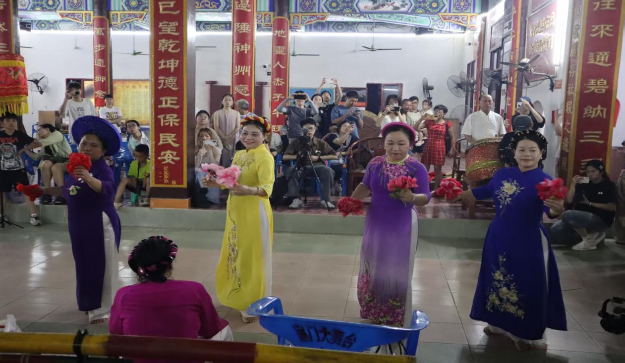 观摩哈节唱哈访谈传统体育传承人与京族