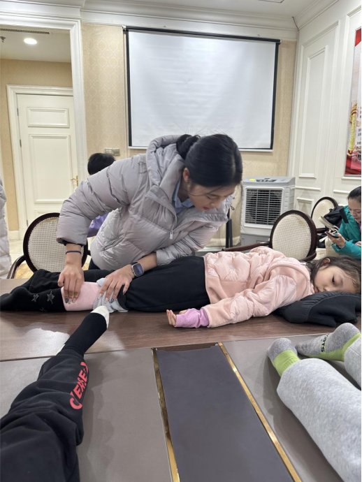 为基地青少年游泳运动员送上专业