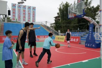 校男子篮球队总教练程绍峰