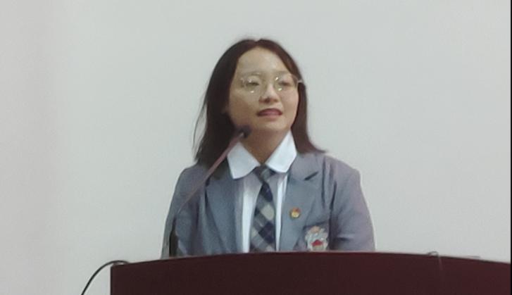 （评委们为选手打分）