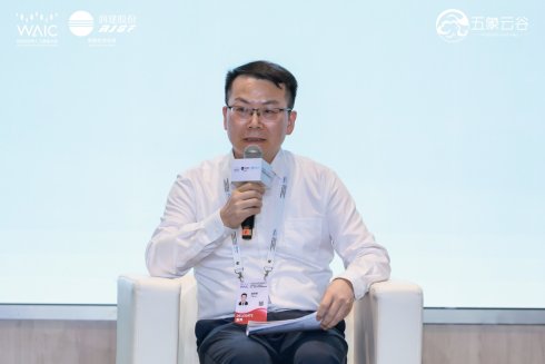 赵双良一行参观了人工智能技术展览